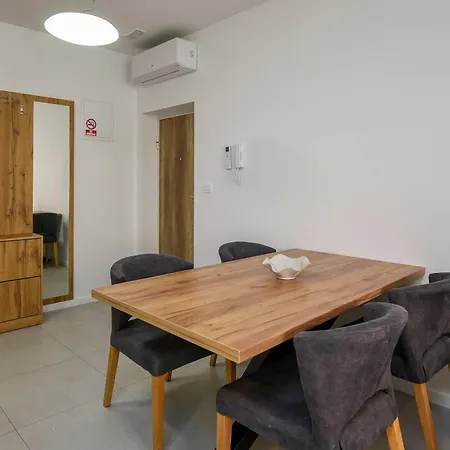 Compass Luxury Apartment *